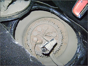 Замена топливного фильтра и сеточки бензонасоса на Hyundai Tiburon/Coupe 96-01 гг.